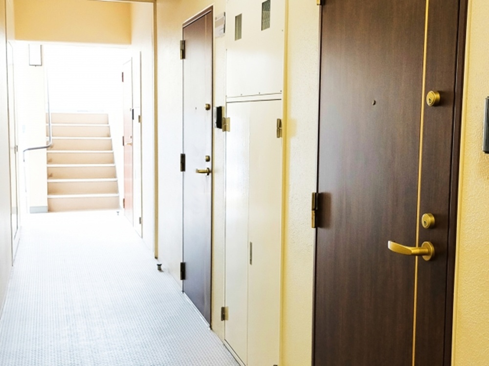 マンションの玄関ドアが並ぶ廊下