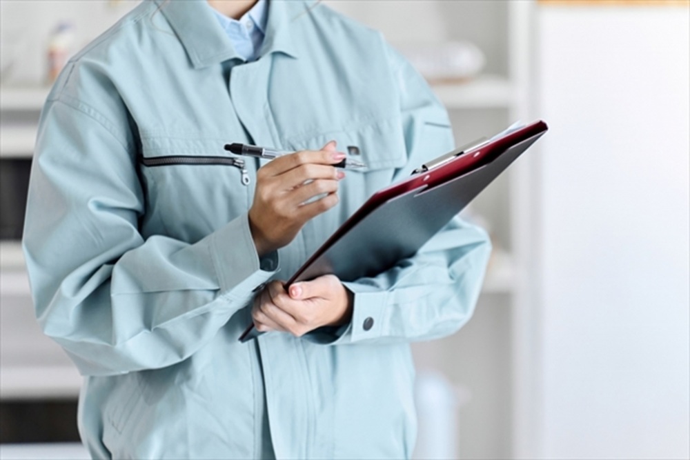 女性作業員が作業箇所を調査