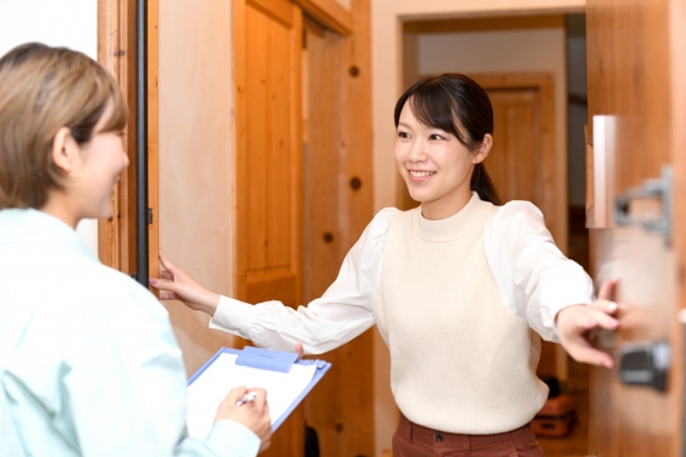 女性作業員が訪問