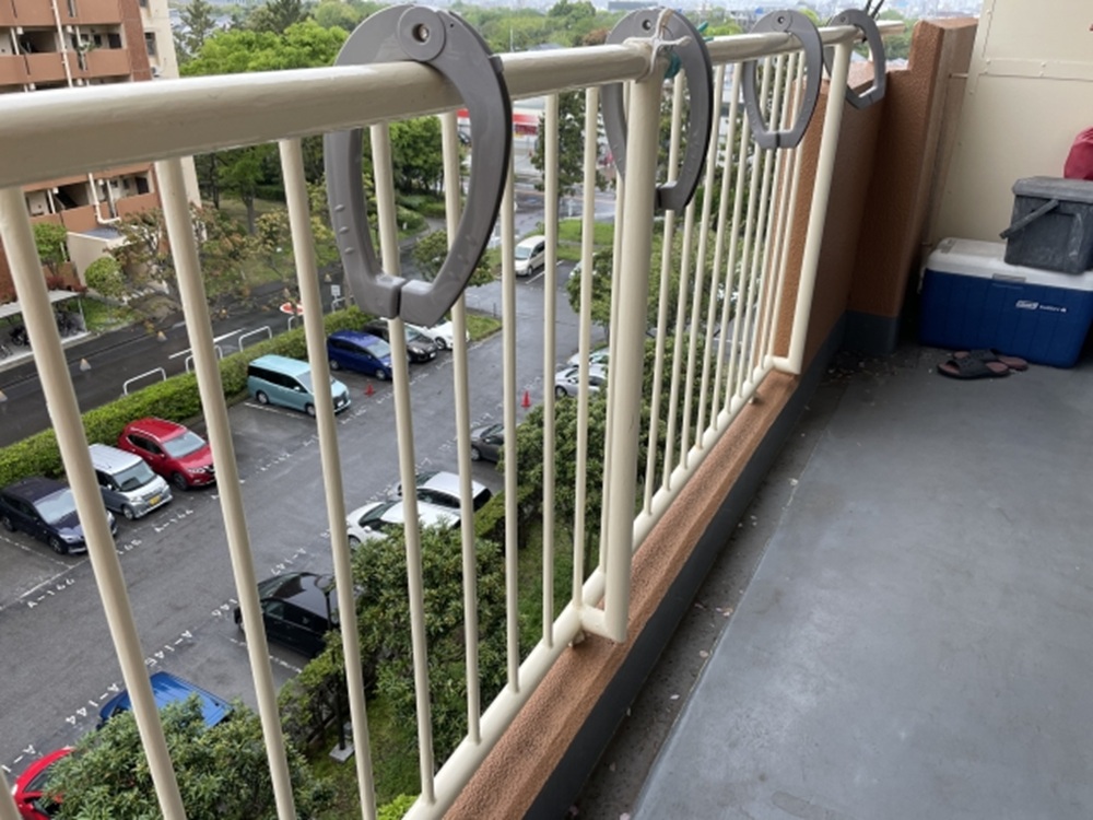 荷物が置いてあるベランダ